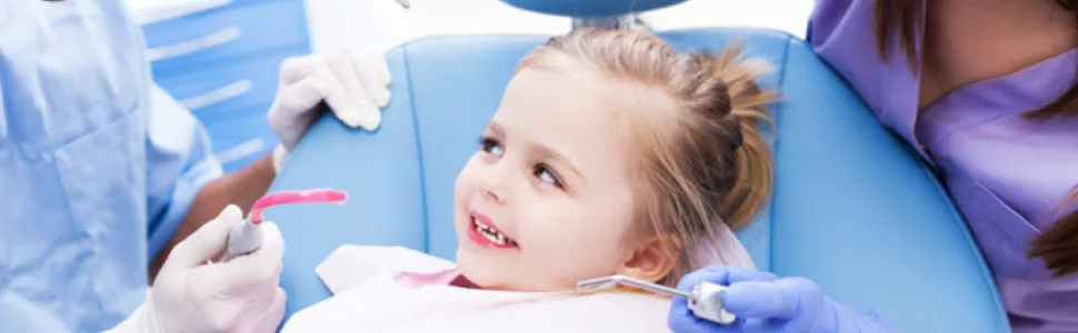 rodzic przygotowuje dziecko do wizyty u dentysty książka