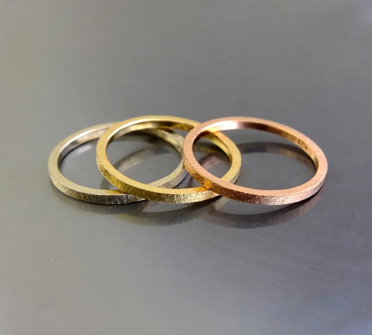 różne kolory złota biżuteria