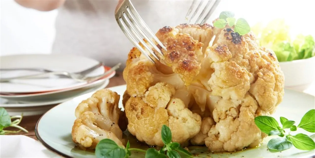 Pieczony kalafior z ziołami, idealny do podania. Czy można mrozić kalafior? Tak, po ugotowaniu lub blanszowaniu.