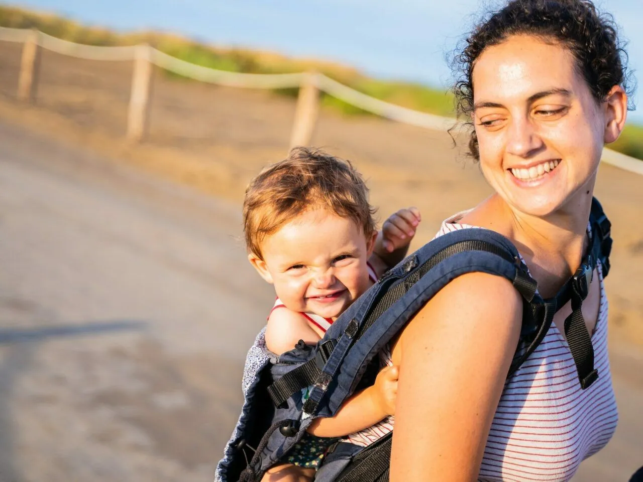 Szczęśliwi rodzice z niemowlakiem na wakacjach