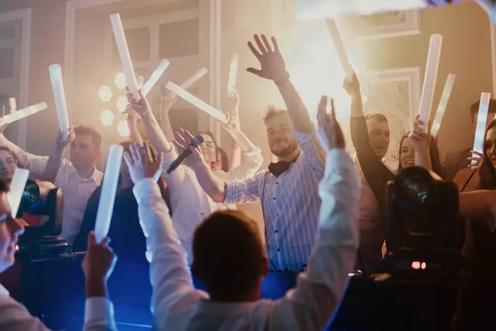 DJ na evencie firmowym, eleganckie oświetlenie, publiczność