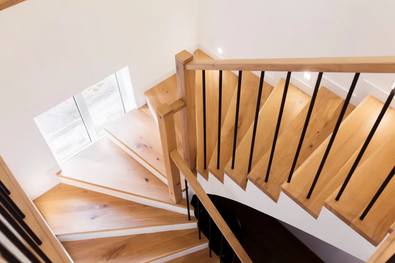 Malowanie schod&oacute;w drewnianych przed i po