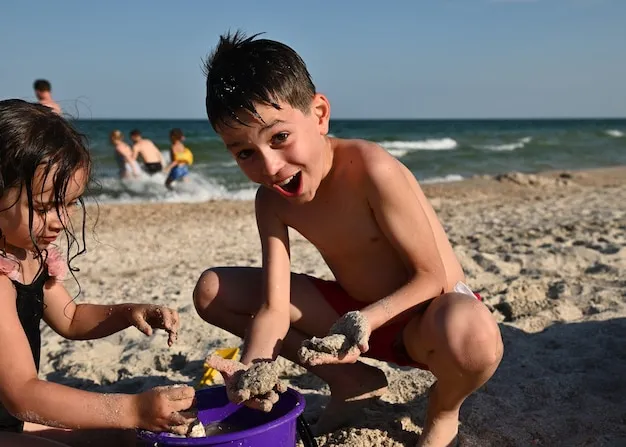 dziecko bawiące się na piaszczystej plaży z łagodnym zejściem do wody