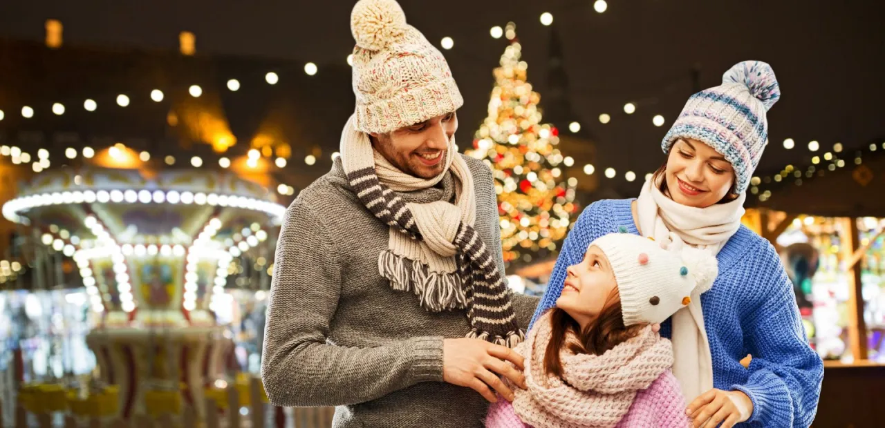 Rodzina na jarmarku bożonarodzeniowym