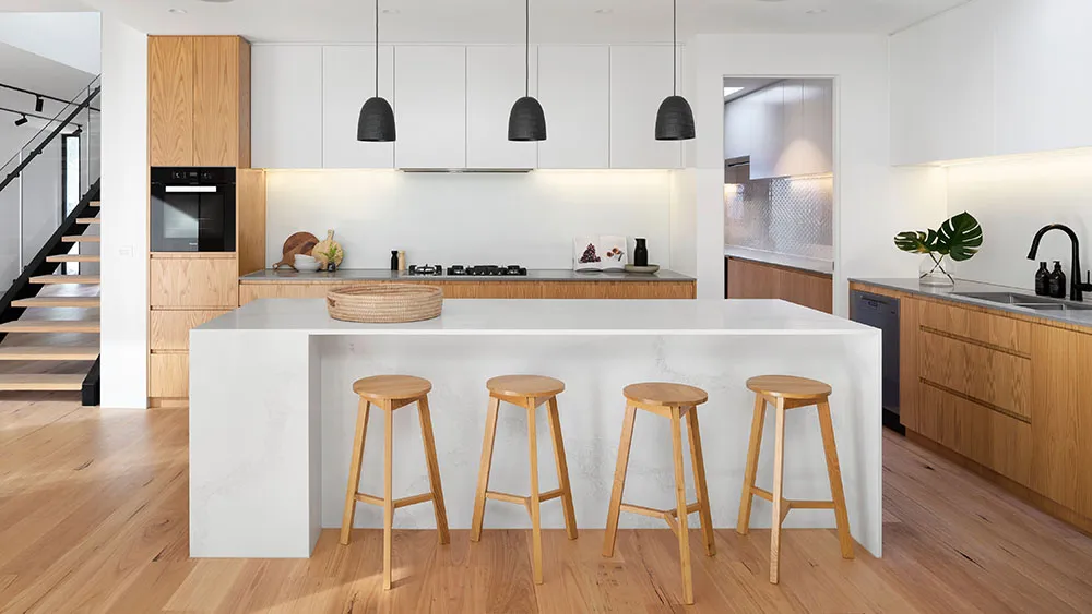 lampy wiszące nad wyspą kuchenną