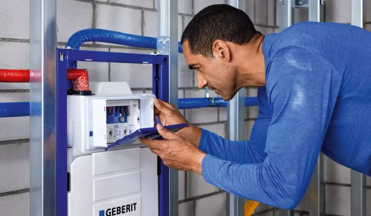 otwarta spłuczka podtynkowa przez otw&oacute;r rewizyjny