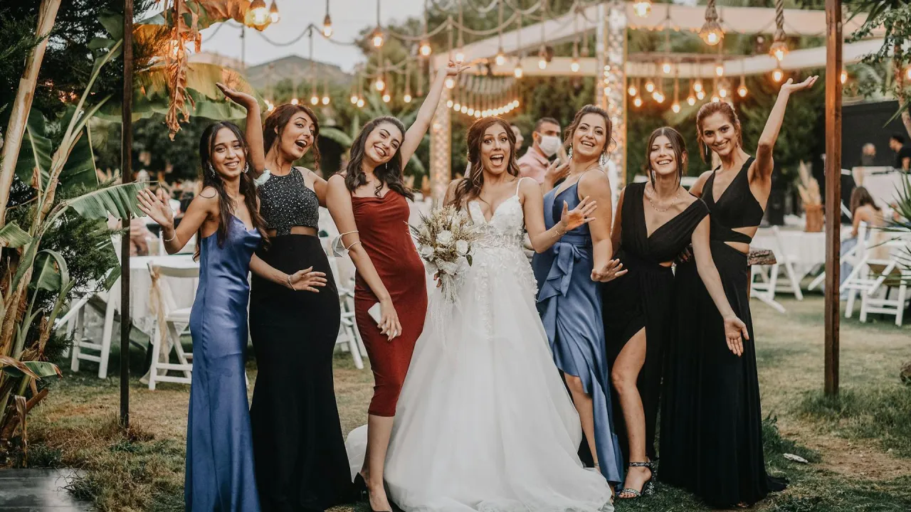 Elegancka kobieta na weselu koleżanki