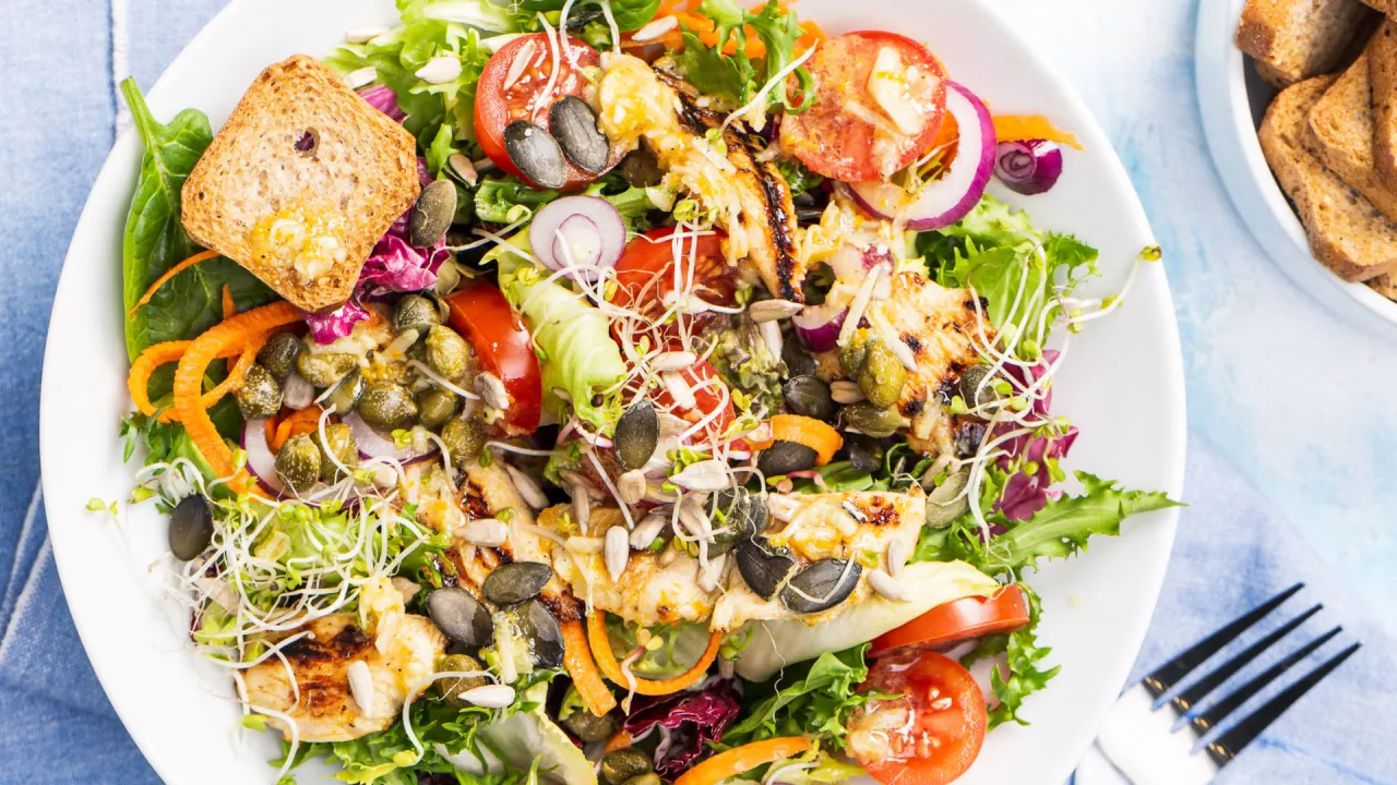 zdrowa sałatka z grillowanym indykiem