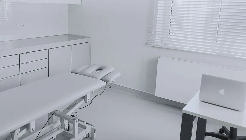Wnętrze nowoczesnego gabinetu fizjoterapii