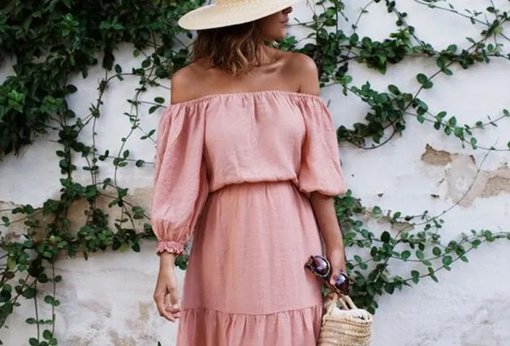 sukienka pudrowy r&oacute;ż buty czerwone granatowe