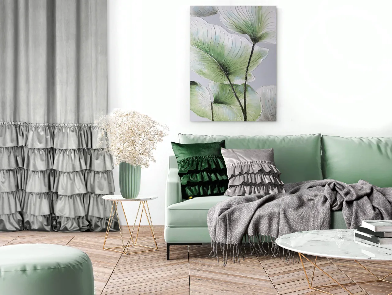 Zielona kanapa w salonie inspiracje: miękkie poduszki, narzuta i obraz z liśćmi tworzą przytulną atmosferę.