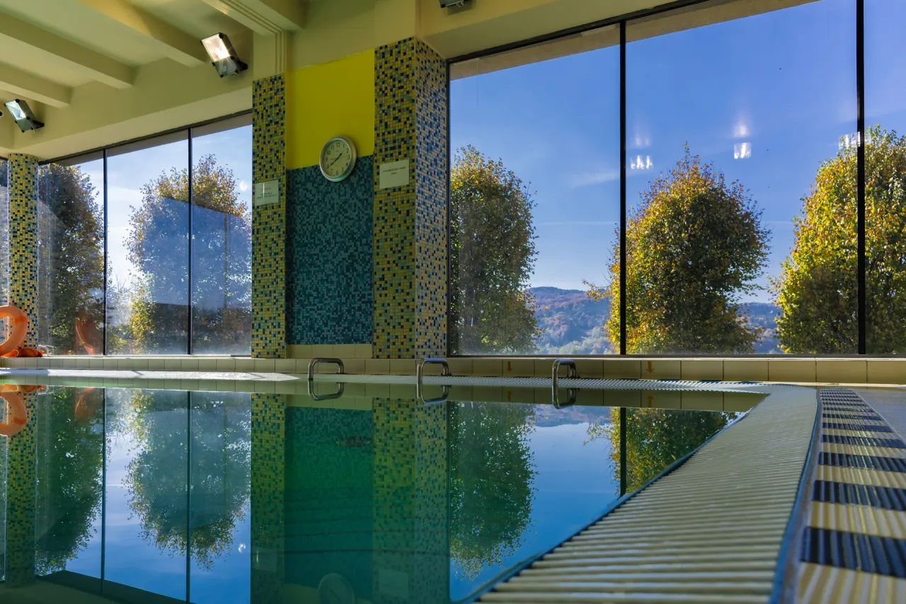 przeszklony basen rehabilitacyjny Glinik Wysowa-Zdrój