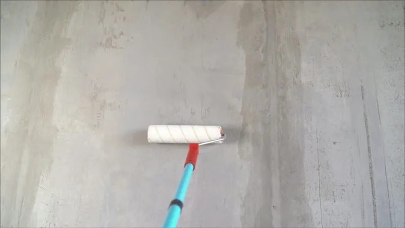 domowy grunt do ścian rozcieńczona farba i klej