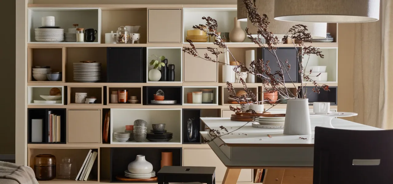 Strategie łączenia kolorów mebli w salonie