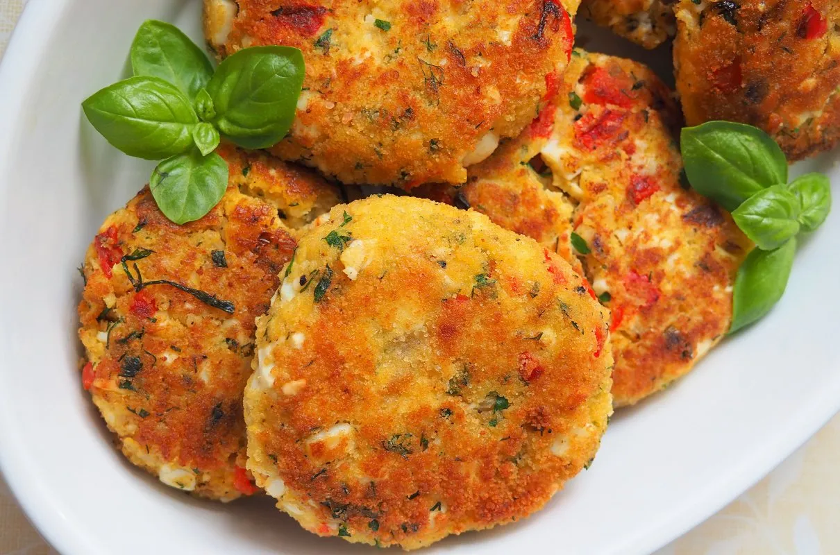 Pyszne placuszki z kaszy jaglanej z papryką i ziołami. Świetny pomysł, co zrobić z ugotowanej kaszy jaglanej.