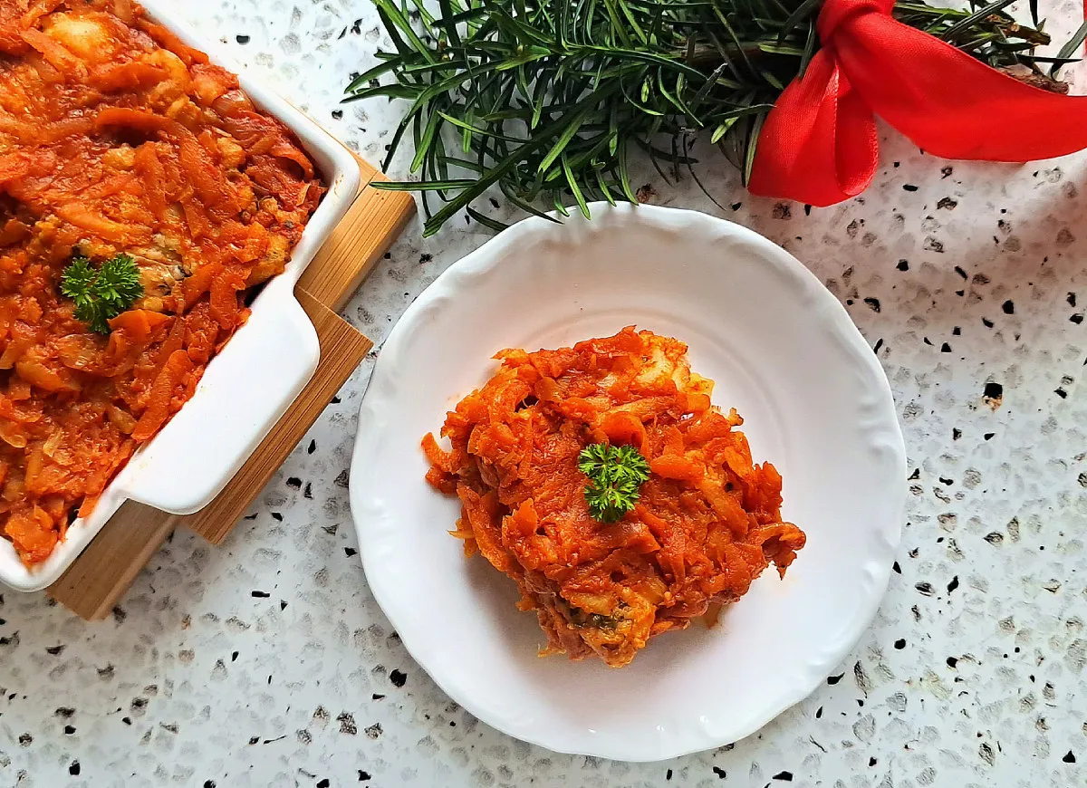 Ryba po grecku na talerzu