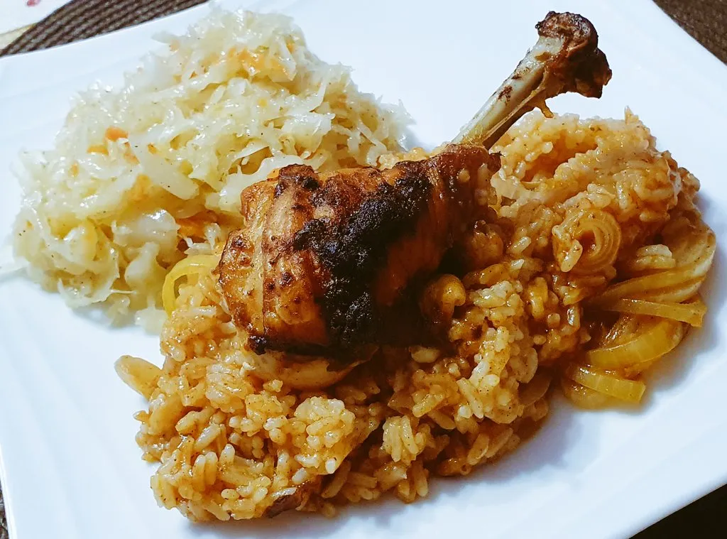 Pieczony kurczak z sur&oacute;wką z kiszonej kapusty