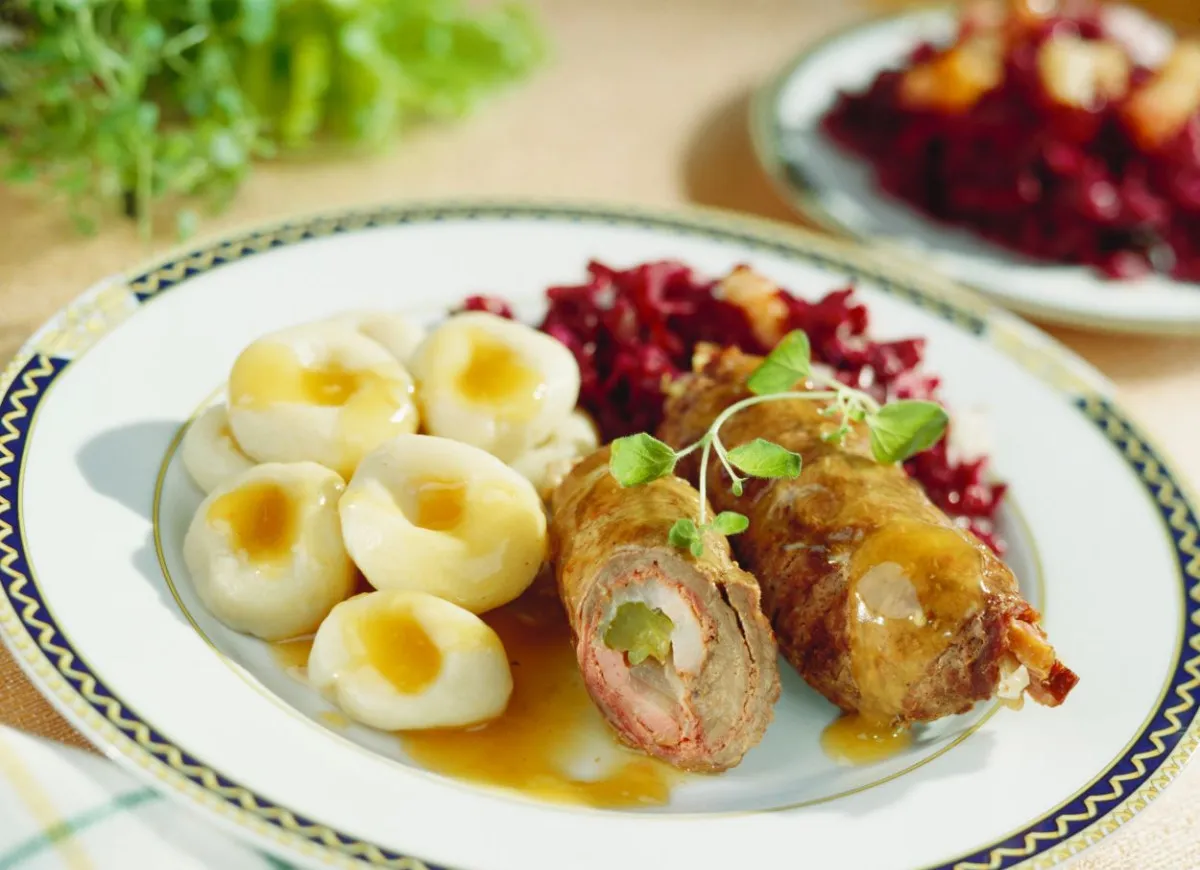 Rolada śląska z kluskami i modrą kapustą. Pyszne danie, którego kaloryczność warto znać.