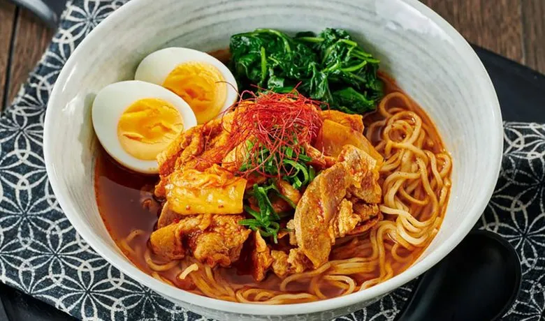 kimchi w codziennej kuchni, jajecznica z kimchi, ramen z kimchi, szybkie dania z kimchi