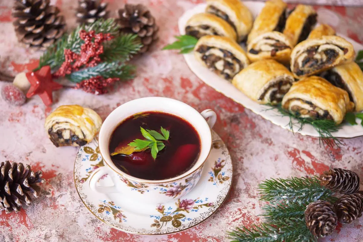 pies patrzy na barszcz czerwony z ostrożnością