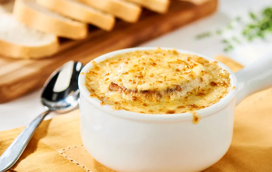 Sopa de cebolla francesa gratinada