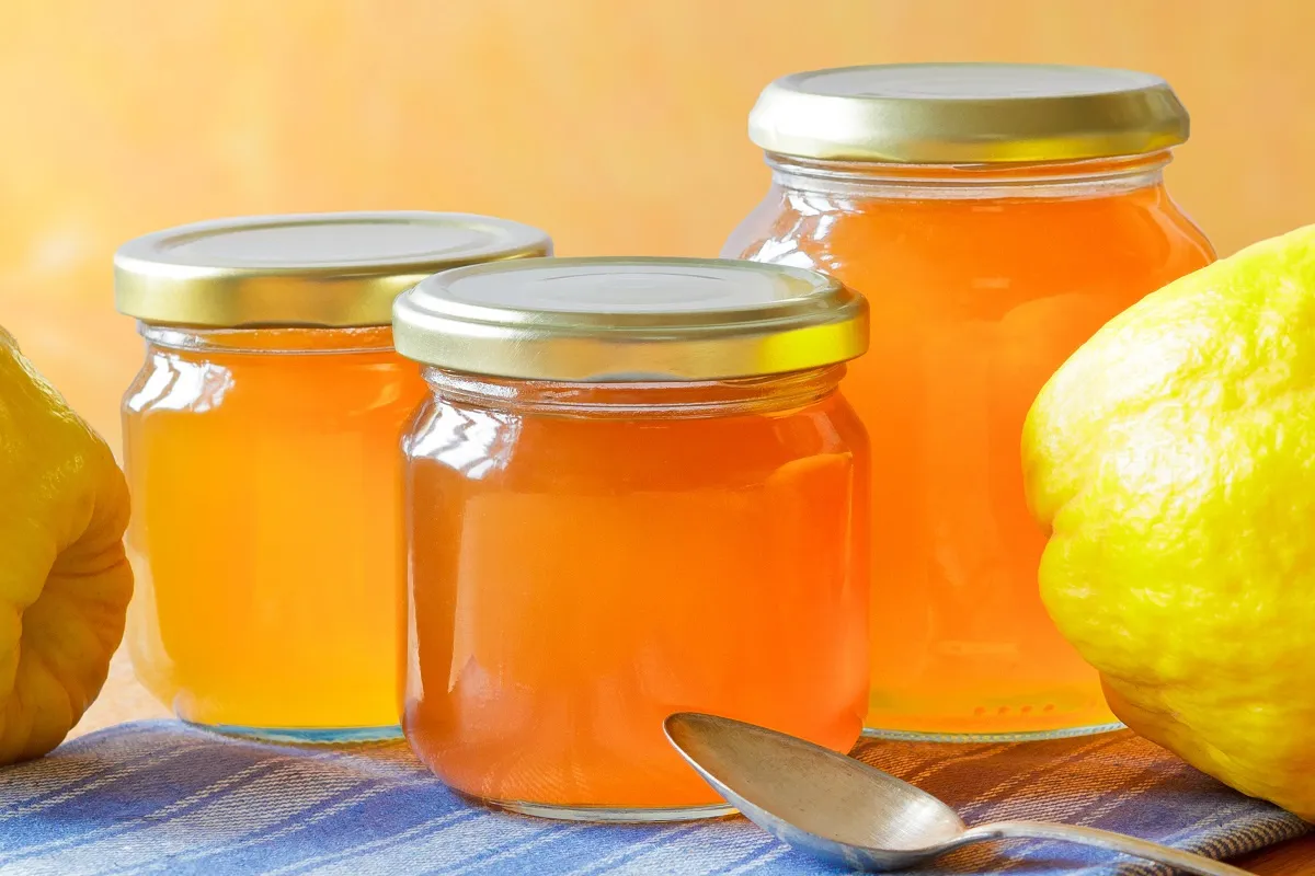 domowy sok z pigwy w słoikach