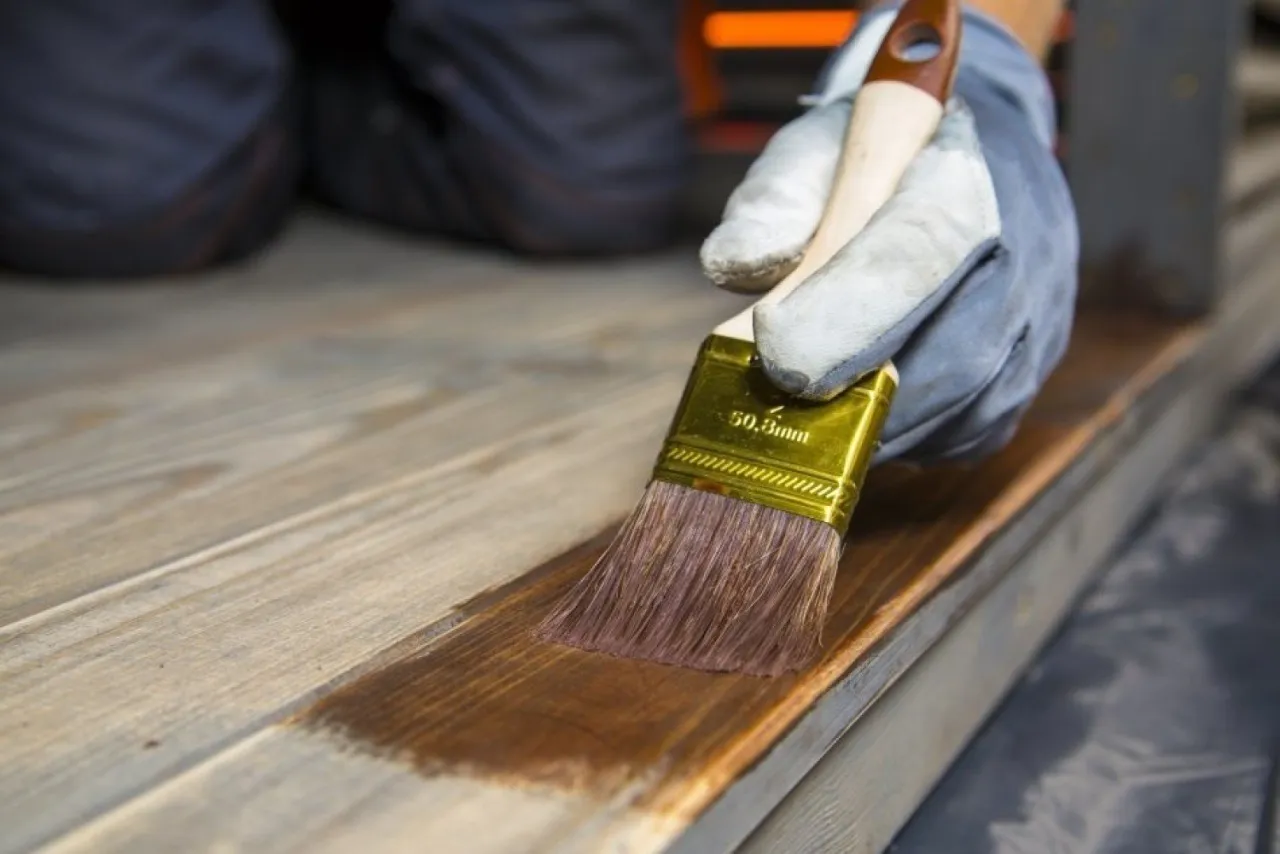 przygotowanie drewnianej podłogi do malowania altany