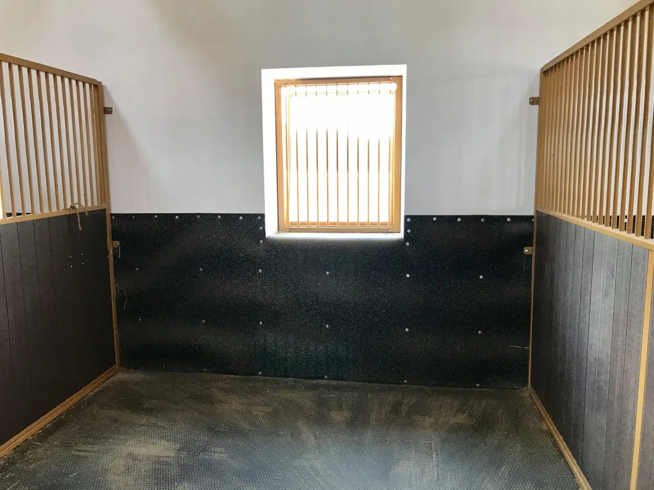 materiały na ściany boksu dla konia