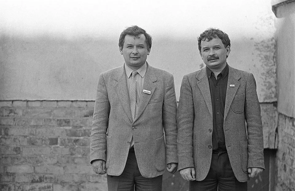 Jarosław i Lech Kaczyński młodzi