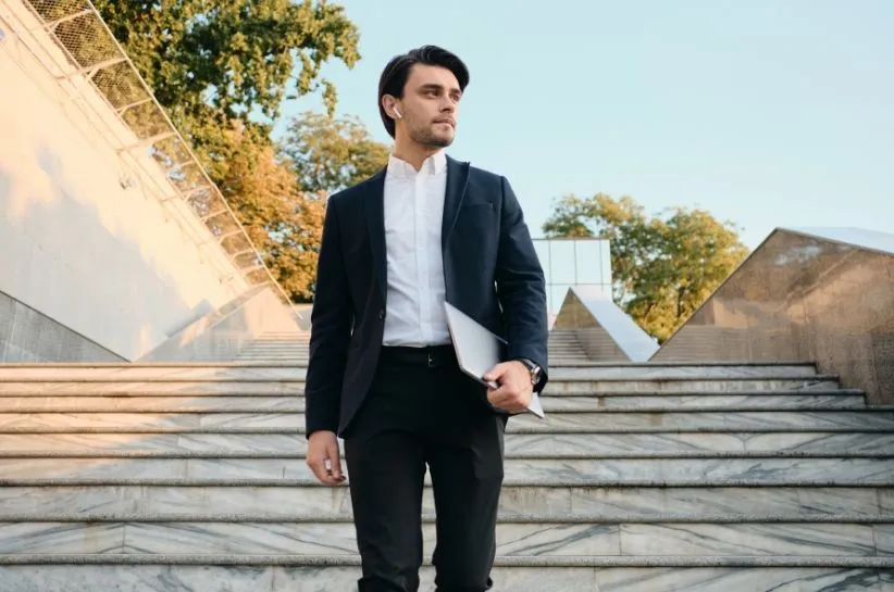 Mężczyzna w garniturze na obronie pracy dyplomowej