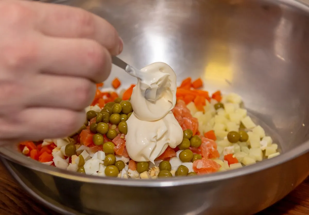 Sałatka jarzynowa w szklanym pojemniku w lodówce