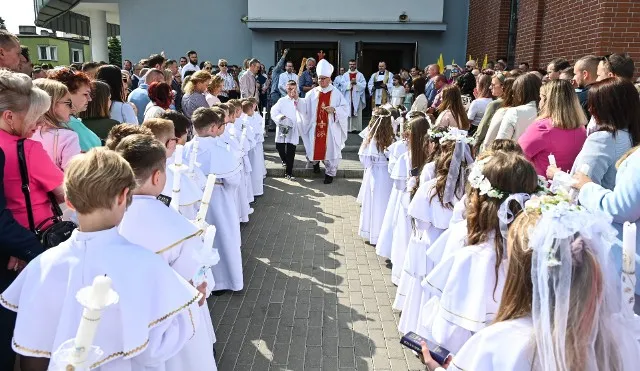 Ile dać na komunię tabela kwot chrzestni dziadkowie