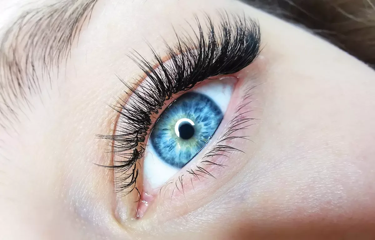 Por&oacute;wnanie efekt&oacute;w przedłużania rzęs: 1:1, 2D, Russian Volume, Kim Kardashian Effect