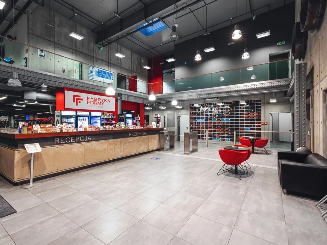 Fabryka Formy Poznań Strzeszyńska wnętrze siłowni Hammer Strength