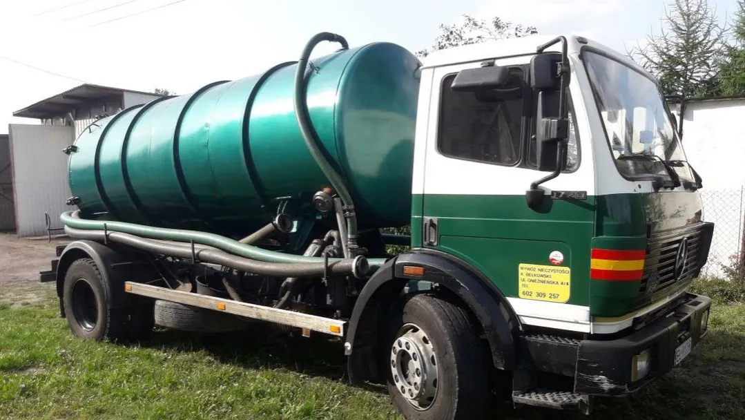 wóz asenizacyjny opróżniający przydomową oczyszczalnię