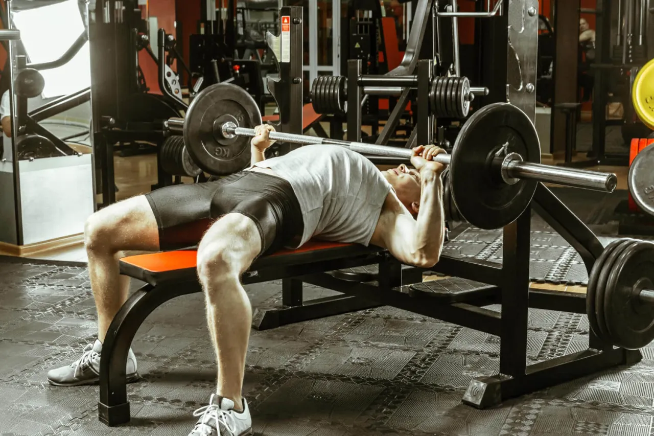 Osoba ćwicząca rano na czczo