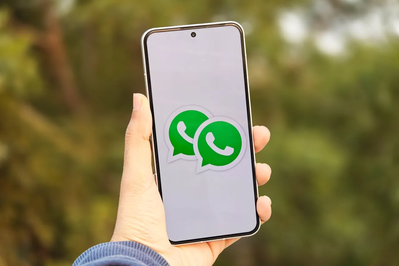 Android Smartphone mit zwei WhatsApp Icons