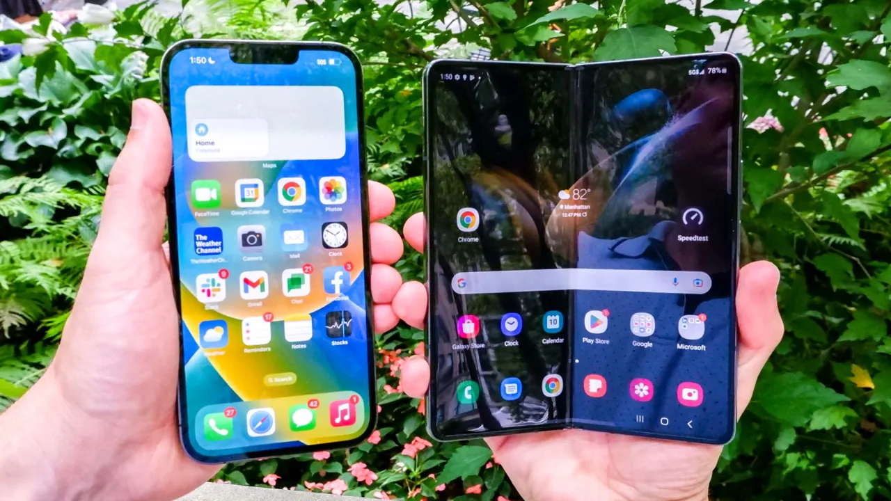 Składany smartfon Samsung Galaxy Z Fold vs klasyczny iPhone