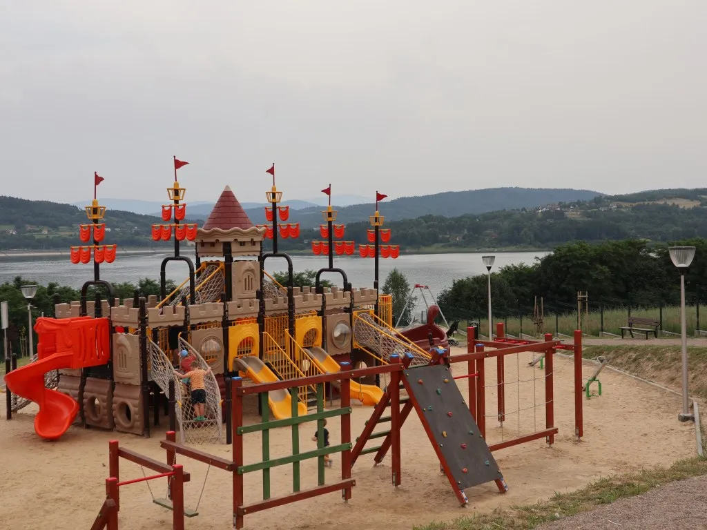 Jezioro Mucharskie plac zabaw Dąbrówka
