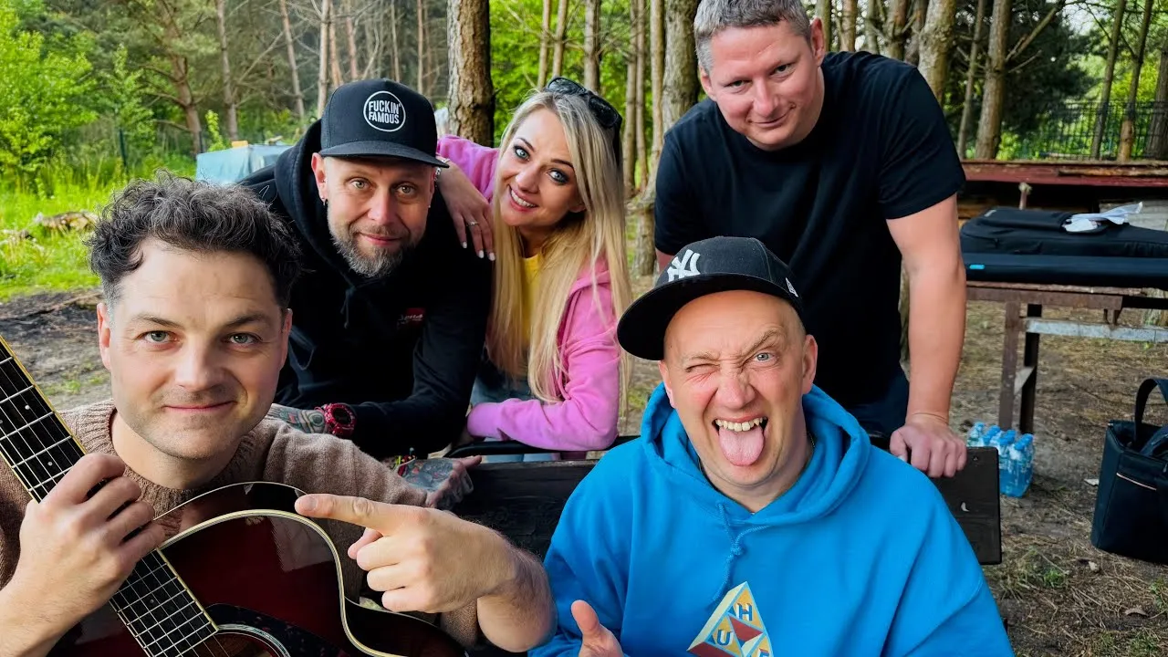 ognisko gitara śpiew piosenki turystyczne