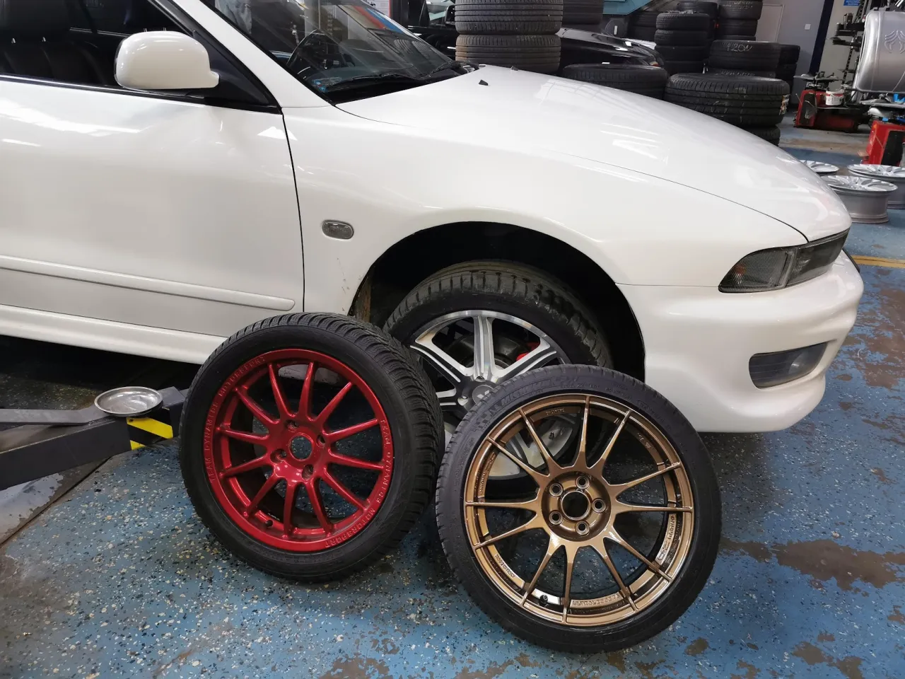 Białe auto złote felgi, Białe auto białe felgi, Białe auto czerwone felgi