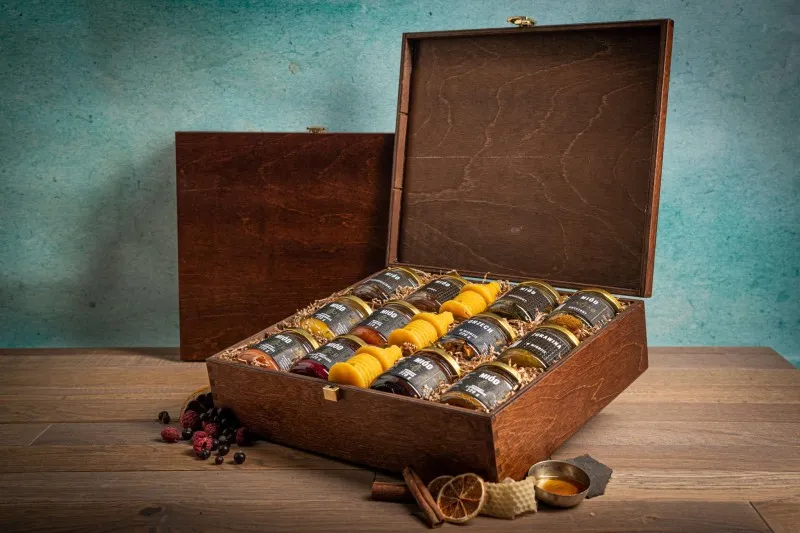 Tradycyjne polskie prezenty na parapet&oacute;wkę chleb s&oacute;l świeca mi&oacute;d