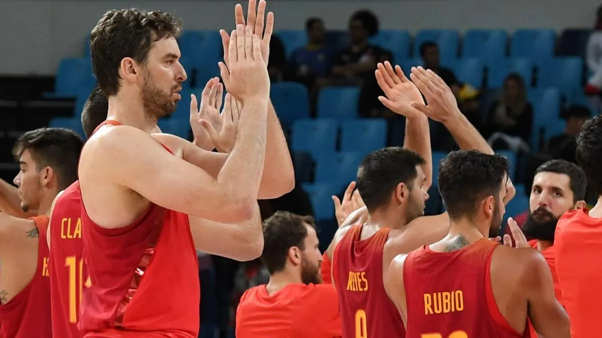 Selecci&oacute;n espa&ntilde;ola de baloncesto celebrando victoria
