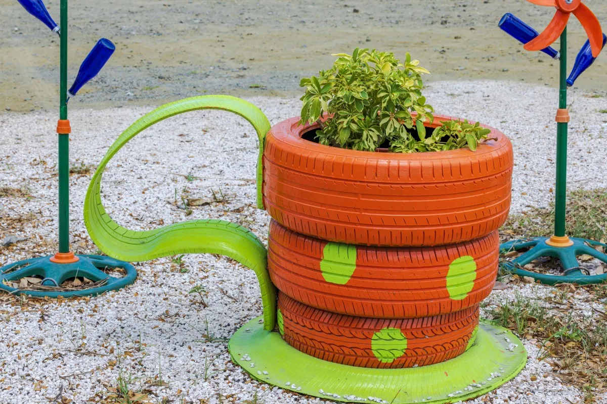 kreatywne donice z opon w ogrodzie