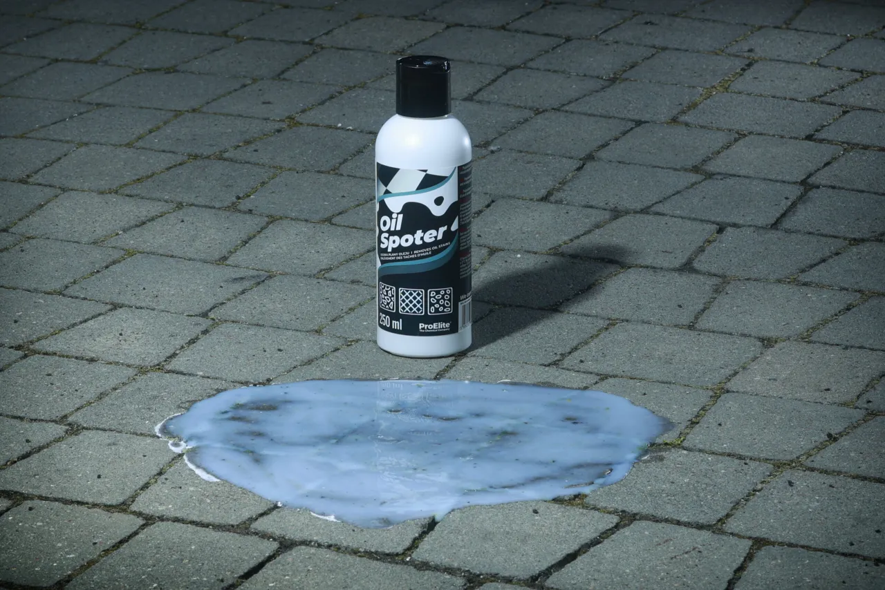 Specjalistyczne preparaty do usuwania plam z oleju z kostki brukowej