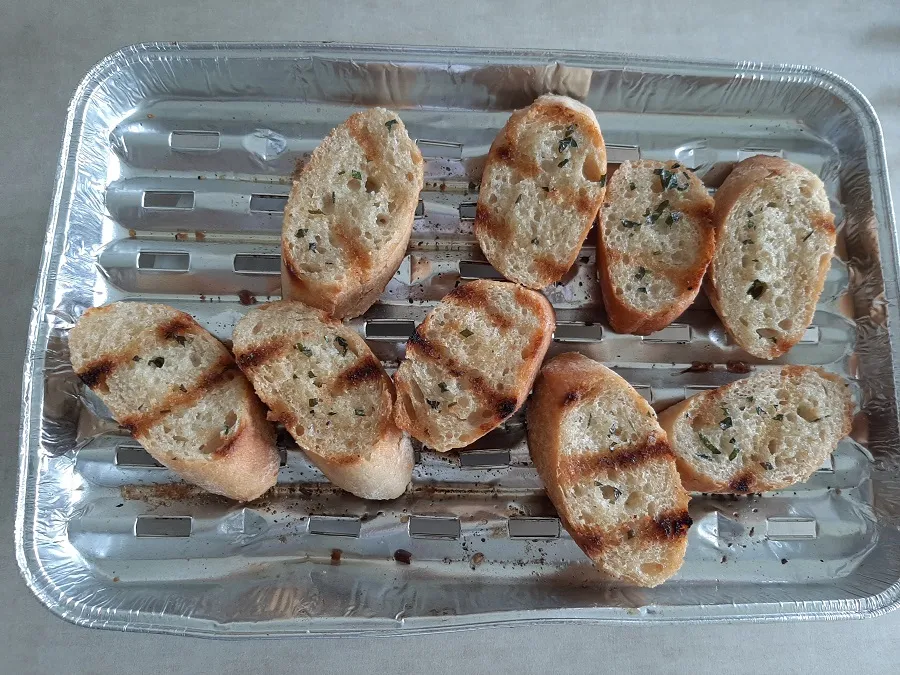 Zdjęcie Bagietka czosnkowa na grilla – prosty przepis na idealne pieczywo bez przypalenia