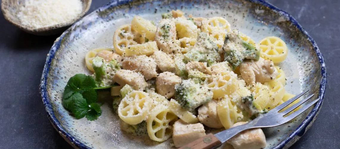 Zdjęcie Pyszne spaghetti z brokułami i kurczakiem - łatwy przepis na obiad