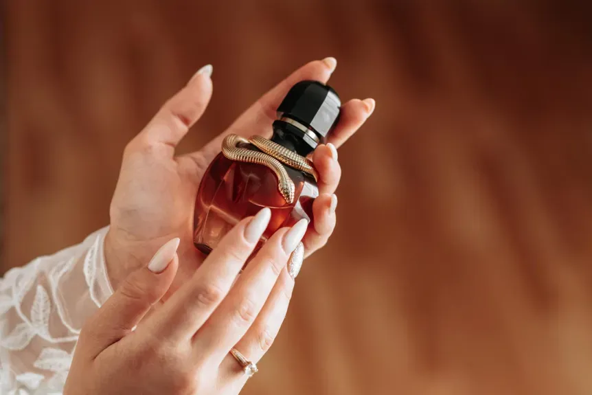 Zdjęcie Jak długo wystarcza 100 ml perfum? Odkryj prawdę o trwałości