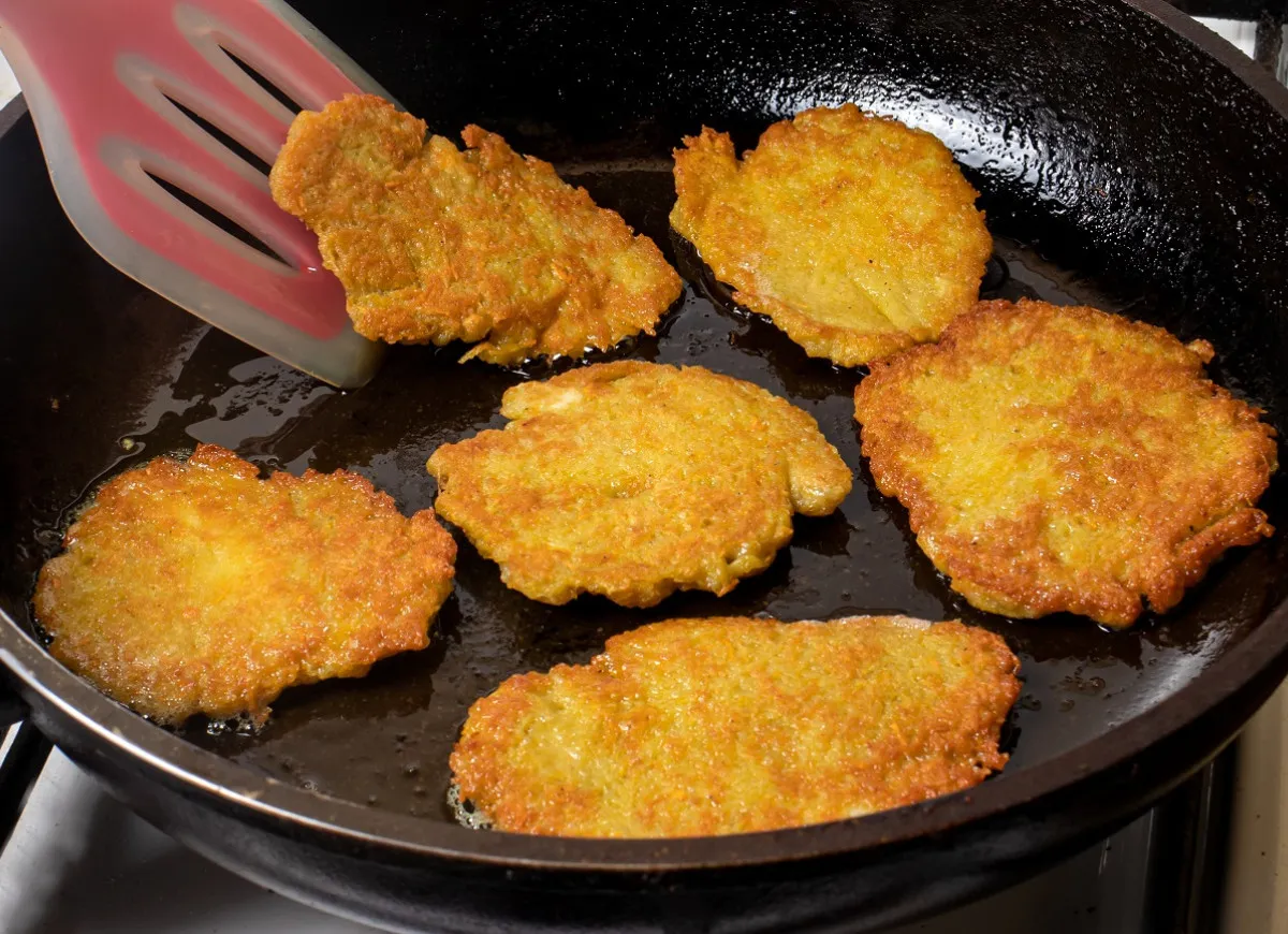 Zdjęcie Ile jajek do placków ziemniaczanych? Klucz do chrupkości!