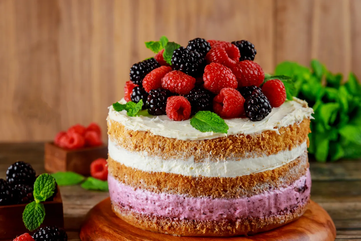 Pyszny tort z malinami i jeżynami. Czy mrożone maliny nadają się do tortu? Tak, wyglądają obłędnie!